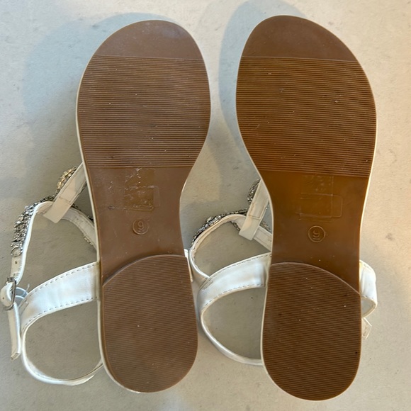Le Chateau size 9 white gemstone sandal - Picture 3 of 3